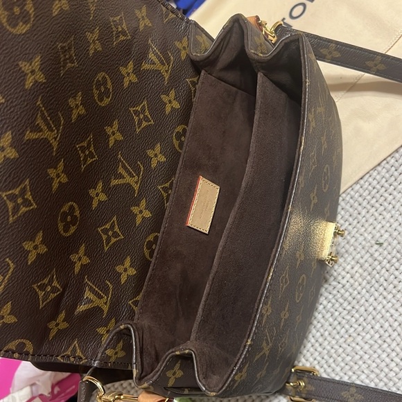 Louis Vuitton Brown and Gold Crossbody Bag
OPEN TO REASONABLE OFFERS 🥳🤩 - Picture 15 of 16